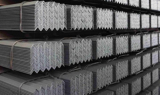 Strutturale Bar angolare perforata laminata a caldo a basso tenore di carbonio leggera Ss400 ASTM A36m S235jr 3