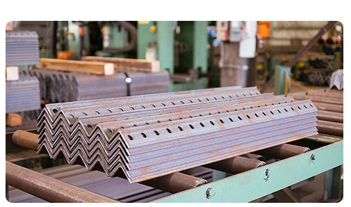 Strutturale Bar angolare perforata laminata a caldo a basso tenore di carbonio leggera Ss400 ASTM A36m S235jr 5